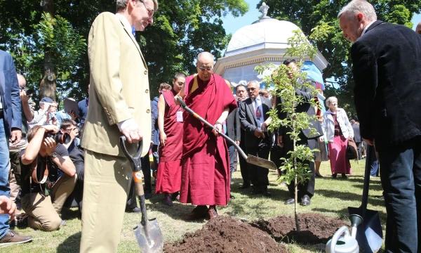 Dalai Lama pasakoja, kad mokykloje mes per daug susitelkiame į materialines gėrybes. Vladimiro Ivanovo (VŽ) nuotr.
