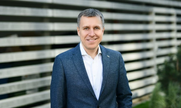 „Tai, kiek stengiamasi, kad naudojamos technologijos būtų kuo žalesnės, tvaresnės ir efektyvesnės, parodo bendrovės brandą ir požiūrį į atsakomybę“, – teigia Andrius Šemeškevičius,  „Telia Lietuvos“ technologijų vadovas. 
