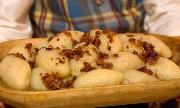 Faktas, kad cepelinus verda visoje Lietuvos teritorijoje, visuose regionuose, daugiau ar mažiau vienodai, ir tai, jog šis patiekalas labai paplitęs ir jau mažiausiai šimtą metų nesikeičia, liudija, kad cepelinai – vis dėlto mūsų. Herkaus Milaševičiaus nuotr. 