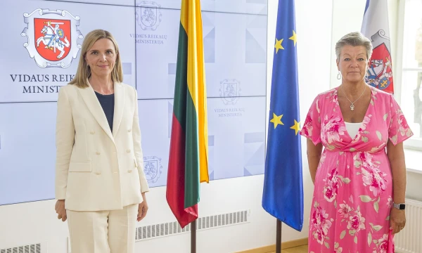 Vidaus reikalų ministrė Agnė Bilotaitė ir eurokomisarė Ylva Johansson. Roko Lukoševičiaus („15min.lt“/„Scanpix“) nuotr. 