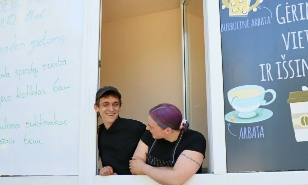 Modestas Krisiūnas su gyvenimo drauge Aurelija. „Šeimos virtuvės“ nuotr.