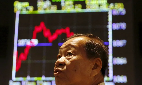 An investor monitors share market prices in Kuala Lumpur, Malaysia, August 25, 2015. Most Southeast Asian stock markets rebounded on Tuesday, helped by bargain hunting and share buyback plans of some companies, with Indonesian benchmark recovering from over 1-1/2-year low on Monday, but concerns over China's economy limited further gains. Indexes of Malaysia and Vietnam both rebounded from an early slide to new multi-year lows. The Philippines' benchmark stock index was a tad 0.09 percent lower after touching a 16-month low in early trading.  REUTERS/Olivia Harris. 