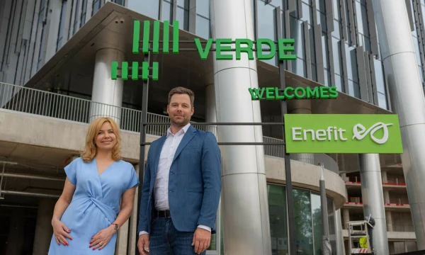 Iveta Lace, „Verde“ komercijos direktorė ir Kristas Mertensas, „Enefit“ valdybos pirmininkas. Bendrovės nuotr.