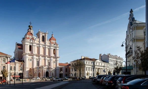 Abramavičių rūmai – Šv. Kazimiero bažnyčios dešinėje. Vladimiro Ivanovo (VŽ) nuotr.