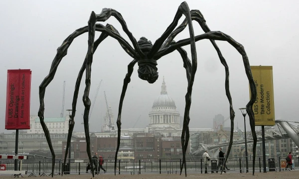 Viena iš „Voro“ serijos skulptūrų prie „Tate modern“ galerijos Londone, 2007 m. Nathano Strange (AP / „Scanpix“) nuotr.