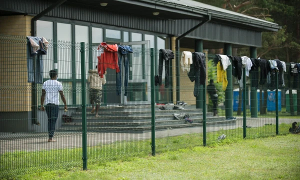 Druskininkų pasienio užkardoje priglausti per Baltarusiją atvykę pabėgėliai. Arno Strumilos („15min.lt“/„Scanpix“) nuotr. 
