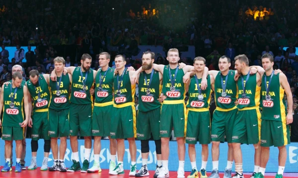 Europos krepšinio čempionato finalas. Prancūzijoje Lilio mieste, Pierrie Mauroy arenoje susitiko Lietuvos ir Ispanijos krepšinio rinktinės.