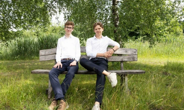 Matas Baliukonis, Vilniaus jėzuitų gimnazijos paramos fondo vadovas (kairėje) ir Kristupas Vanagas, vienas iš tautiškų aksesuarų gamintojo „Tanlo“ įkūrėjų. Juditos Grigelytės (VŽ) nuotr.