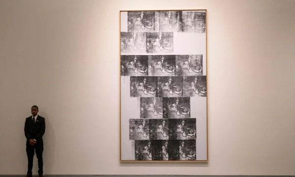 Andy Warholo paveikslo „Baltoji nelaimė“ peržiūra prieš „Sotheby's" aukcioną. Angelos Weis (AFP / „Scanpix“) nuotr.
