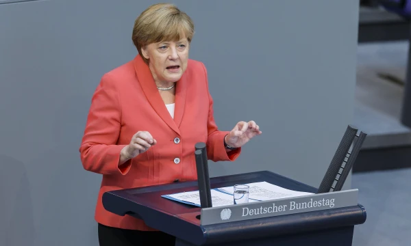 Vokietijos kanclerė Angela Merkel ne tik savo Bundestagą, bet ir visą euro zoną įtikino, kad alternatyvos probleminių šalių gelbėjimui nėra. Tačiau ekonomistai mano, kad tai – labiau prielaida, negu įrodymais pagrįstas kelias. Reynaldo Paganelli (SIPA / „Scanpix“) nuotr.