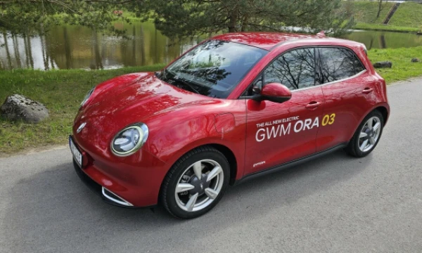 Rumunų dizainerio E. Dertos sukurtas stilius iš pirmo žvilgsnio verčia susidomėti kinišku elektromobiliu. Lino Butkaus (VŽ) nuotr.