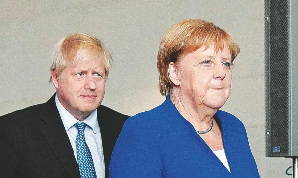 Borisas Johnsonas, Jungtinės Karalystės premjeras, ir Angela Merkel, Vokietijos kanclerė. Fabrizio Benscho („Reuters“ / „Scanpix“) nuotr. 