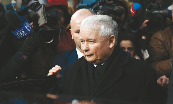 Karingai nusiteikęs Teisės ir teisingumo partijos ideologas Jaroslawas Kaczynskis, oponentų teigimu, kuria valstybinę propagandos mašiną. KACPERO PEMPELIO („REUTERS“ / „SCANPIX“) NUOTR.  