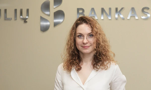 „Net ir labai svyruojant finansų rinkoms, svarbiausia – nepamesti galvos ir nuosekliai laikytis savo investavimo strategijos“, – pataria Eglė Džiugytė, Šiaulių banko ryšių su investuotojais vadovė.