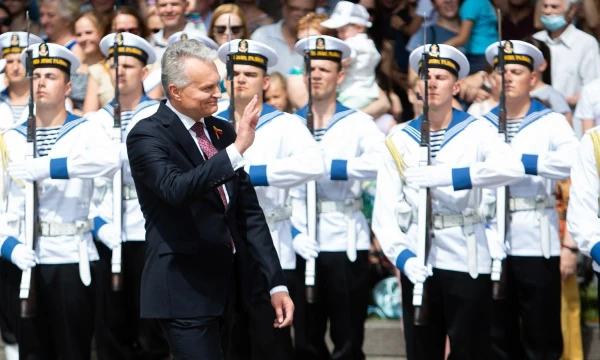 Valstybe?s ve?liavu? pake?limo ceremonija. Simono Daukanto aiks?te?. Vilnius. 2020 m. Liepos 6 d. Žygimanto Gedvilos („Scanpix“) nuotr.