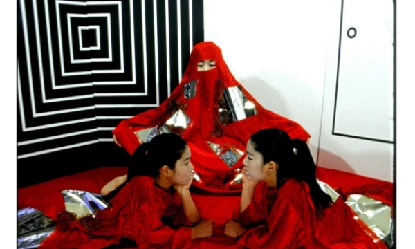 Kadras iš filmo „Permatomas, pasaulis yra“ (Transparent, the world is).