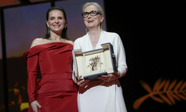 Amerikiečių aktorei Meryl Streep „Auksinę palmės garbės šakelę“ įteikė prancūzė kolegė Juliette Binoche. Vianney Le Caer („Invision“ / AP / „Scanpix“) nuotr.