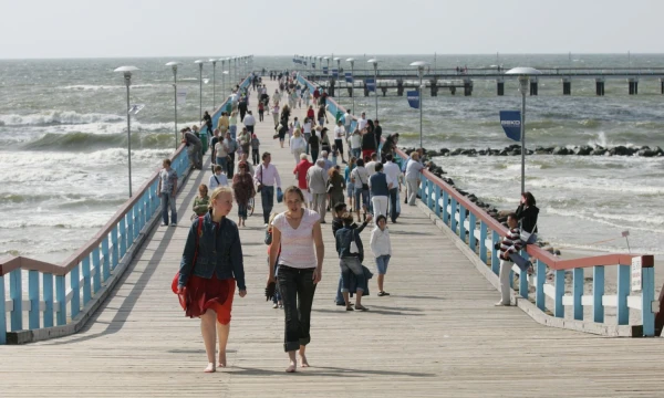 Palanga, poilsiautojai ant tilto. Juditos Grigelytės (VŽ) nuotr.