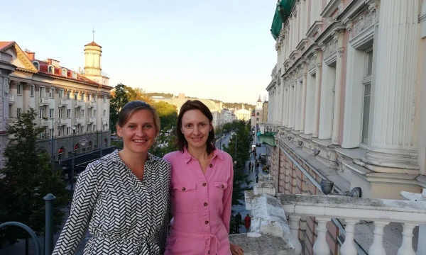 Giedrė Simanauskaitė, vidinės komunikacijos konsultantė, ir Anastasija Zemdliauskaitė, agentūros „Adverum“ projektų direktorė (dešinėje). Asociacijos KIA nuotr.