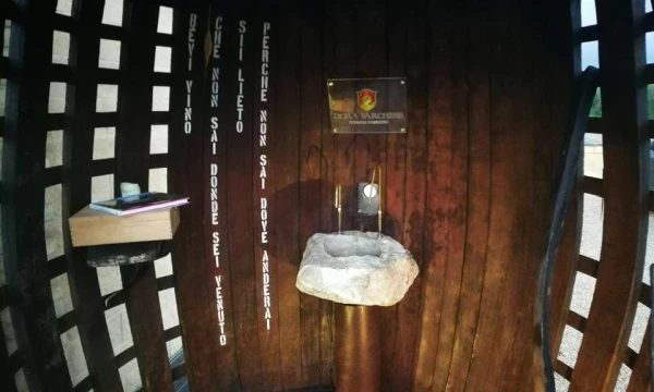 Nemokamo vyno fontanas atidarytas „Dora Sarchese Vini“ vyninėje, veikiančioje Ortono miesto pašonėje. 
Fausto di Nella nuotr. 