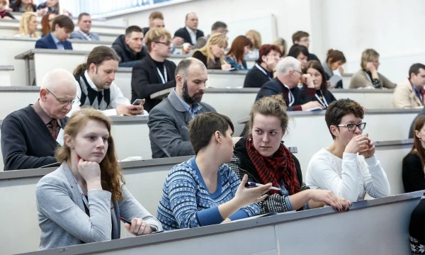 Modelis, kai universitetų vadovus rinko Senatas, veikė iki 2009-ųjų. Jo atsisakyta, nes jis nepasiteisino, be to, įstūmė Lietuvos aukštąjį mokslą į aklavietę, iš kurios ištrūkti nepavyksta iki šiol. Dabar, kai aukštojo mokslo sistemoje prasidėjo būtini pokyčiai, svarstoma prie šio modelio vėl grįžti – taigi grįžti ten, kur buvome prieš 15 metų. Tad vietoj proveržio palaikomas ir skatinamas regresas, mano Gintautas Galvanauskas, „Danske Bank“ generalinis direktorius. Vladimiro Ivanovo (VŽ) nuotr.