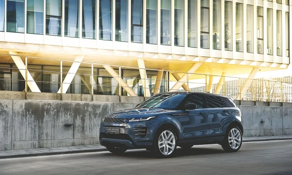 Naujasis „Evoque“ perteikia savo pirmtako bruožus, juos suderindamas su didesnių markės modelių stiliumi. Vytauto Pilkausko nuotr.