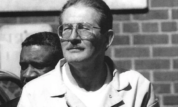 Per devynerius metus CŽV agentas Aldrichas Amesas už gerą atlygį KGB perdavė itin slaptos informacijos. FTB agentai jį suėmė 1994 m. „Vikimedia“ nuotr.