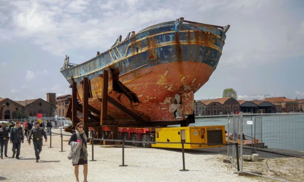 Ar etiška eksponuoti laivą, kuriame žuvo tiek žmonių, net jei tai iš tiesų priartina tragediją, o netoliese stovinčios už šį laivą didesnės privačios jachtos dar išryškina neteisybę? Ant ko pykti? Mirco Toniolo / AGF / SIPA nuotr.