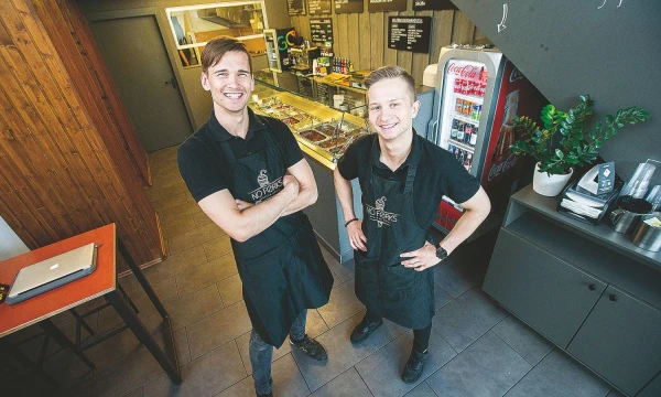 Emilis Kičiatovas (kairėje) ir Lukas Tranavičius, restoranų „No Forks“ bendraturčiai, dar iki pirmo restorano atidarymo sako žinoję, kad kurs tinklą, kuris bus didžiausio lankytojų srauto vietose. Vladimiro Ivanovo (VŽ) nuotr.