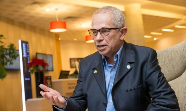 Zvika Kezureris, Izraelio ir Lietuvos technologijų centro valdybos pirmininkas: „Kariuomenė yra viena priežasčių, kodėl Izraelyje sparčiai išaugo aukštųjų technologijų sektorius. Net ir IT padalinyje jaunas žmogus turi vadovauti savo komandai ir vesti ją į tikslą. Dėl to vėliau jis įkuria ir gerai valdo startuolį.“ Juditos Grigelytės (VŽ) nuotr.