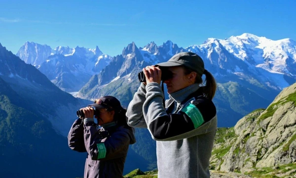 Ieškant sniego. Gamtosaugos pareigūnės Aiguilles Rouges (Prancūzija, Šamoni) gamtos rezervate. 2023 m. liepos 31 d. Emmanuelio Dunando (AFP / „Scanpix“) nuotr.