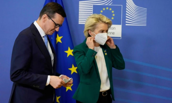 Lenkijos premjeras Mateuszas Morawieckis ir Europos Komisijos pirmininkė Ursula von der Leyen. Virginia Mayo (AFP /„Scanpix“) nuotr.