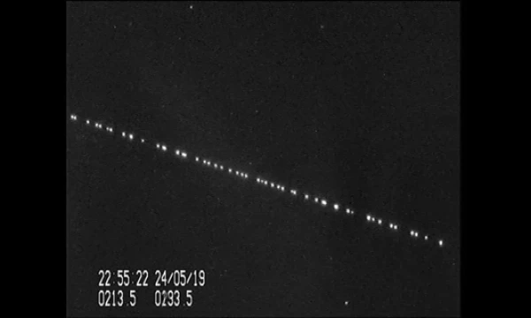 Olandų astronomas Marco Langbroekas užfiksavo „SpaceXStarlink“ palydovų grupę danguje virš Leideno 2019 m. gegužės 24-ąją. AFP nuotr.