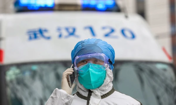 Naujasis virusas gali plisti inkubacinio laikotarpio metu, t. y. žmogus jį gali perduoti dar nejusdamas jokių ligos simptomų. Yuan Zheng („Zumapress“/“Scanpix“) nuotr. 