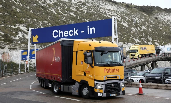 Kiekvieną dieną per Doverio uostą pravažiuoja 10.000 sunkvežimių. „Reuters“ / „Scanpix“ nuotr. 