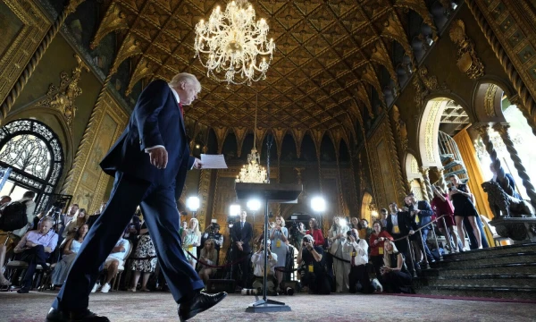 Respublikonų kandidatas į prezidentus Donaldas Trumpas savo Mar-a-Lago valdose, Palm Biče, Kalifornijoje. 2024 m. rugpjūčio 8 d. Alexo Brandono (AP / „Scanpix“) nuotr.