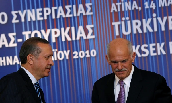 Recepas Tayyipas Erdoganas (kairėje), tuomet užėmęs Turkijos ministro pirmininko postą, per vizitą Graikijoje 2010-aisiais. Yiorgo Karahalio („Reuters“ / „Scanpix“) nuotr.