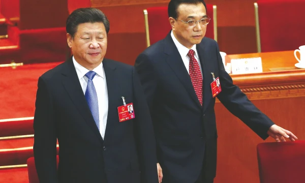 Xi Jinpingo (kairėje), Kinijos prezidento, ir Li Keqiango, šalies premjero, galvos skausmas – kaip reformuojant ūkį išvengti atleidimų bangos. KIM KYUNG-HOONO („Reuters“ / „Scanpix“) nuotr.