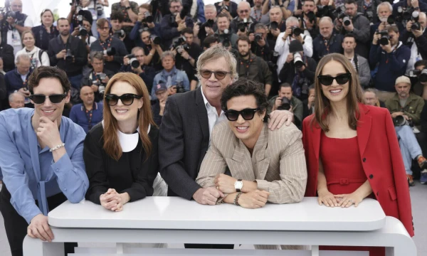 Filmo „Amžiaus skirtumas“ (May December) fotosesija Kanuose (iš kairės): Cory Michaelas Smithas, Julianne Moore, režisierius Toddas Haynes‘as, Charlesas Meltonas ir Natalie Portman. Vianney Le Caer (AP / „Scanpix“) nuotr.