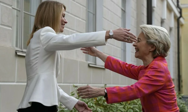 Kaja Kallas, Estijos premjerė, ir Ursula von der Leyen, Europos Komisijos pirmininkė. Pavelo Golovkino („AP / „Scanpix“) nuotr.