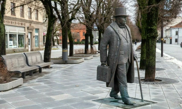Pirmojo Kauno burmistro, Nepriklausomybės Akto signataro Jono Vileišio paminklas Laisvės alėjoje. Skulptorius – Kęstutis Balčiūnas. Vladimiro Ivanovo (VŽ) nuotr.