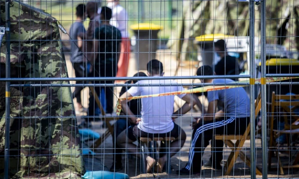 Migrantai palapinių miestelyje Pabradės Užsieniečių registravimo centre. Luko Balandžio („15min.lt“/„Scanpix“) nuotr. 