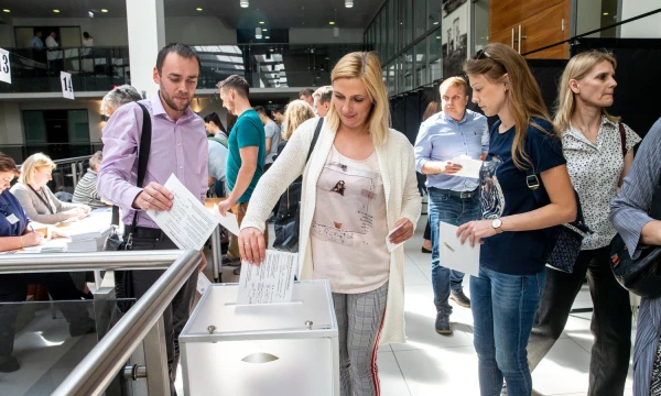Piliečiai balsuoja išankstiniuose prezidento rinkimuose II ture bei Europos parlamento rinkimuose Vilniaus savivaldybėje. Juditos Grigelytės (VŽ) nuotr.
