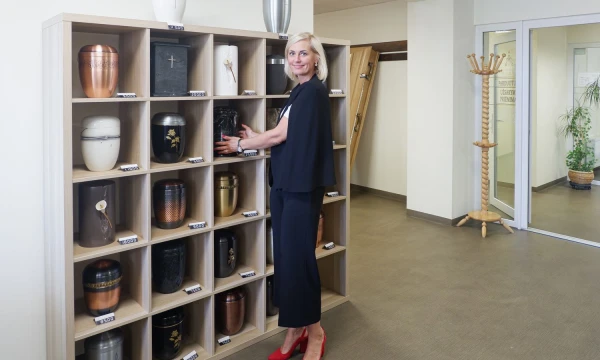 Simona Taurienė, UAB „Aterna“ direktorė: „Teikiame visą paslaugų paketą, kad velionio artimiesiems nereikėtų rūpintis organizaciniais dalykais.“ Rasos Dževeckytės (VŽ) nuotr.