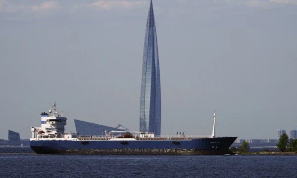 Naftos produktų tanklaivis plaukia Suomijos įlankoje pro dangoraižį „Lakhta Center“, Rusijos dujų monopolininko „Gazprom“ būstinę Sankt Peterburge, Rusijoje. AP nuotr.