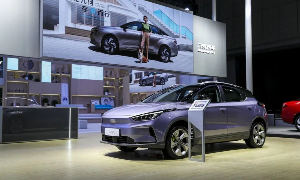 Kinų koncernas „Geely“ pernai gerokai didino apyvartą, tačiau tai neišaugino pelningumo. Kompanijos nuotr.