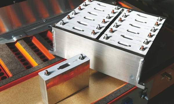 Akumuliatorius – būtinas elektromobilio komponentas, kurio gamyba dabar kelia daugiausia rūpesčių. BMW AG nuotr.