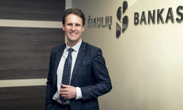 Vytautas Sinius, Šiaulių banko administracijos vadovas, akcentuoja paprastą taisyklę: jeigu įmonėje dirba įsitraukę darbuotojai, tokia bendrovė džiaugiasi ir didesniu lojalių klientų skaičiumi. Ryčio Galadausko nuotr.