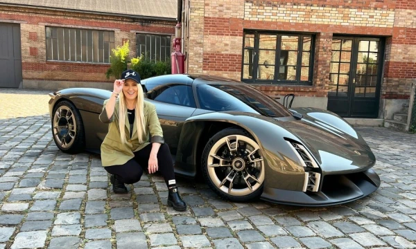 Alex Hirschi, viena iš kanalo „Supercar Blondie“ įkūrėjų. Bendrovės nuotr.