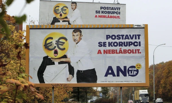 „Pasipriešink korupcijai ir nustok pliurpti“ – sakoma Čekijos rinkimų favorito Andrejaus Babišo kampanijos plakate. Davido W Cerny („Reuters“ / „Scanpix“) nuotr.
